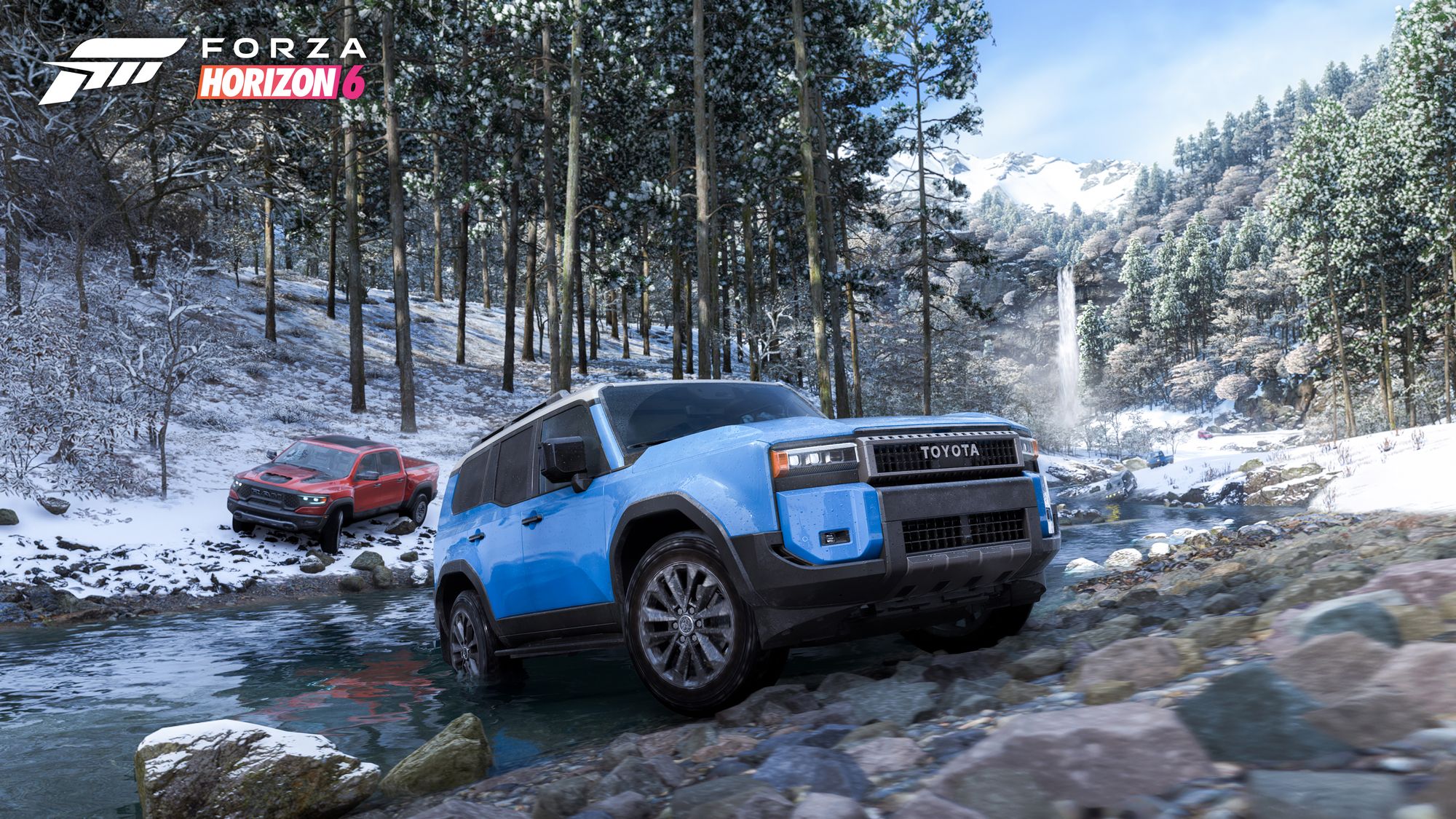 سيارة تويوتا زرقاء تعبر مجرى ماء في غابة ثلجية ضمن Forza Horizon 6
