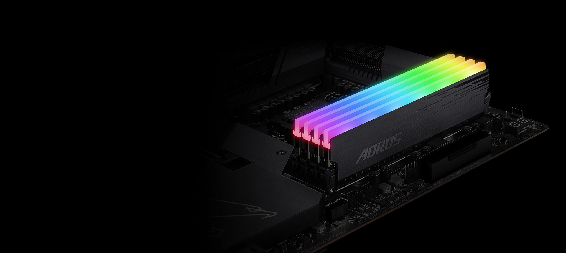 وحدات ذاكرة AORUS مضاءة بألوان متعددة ومثبتة على لوحة أم