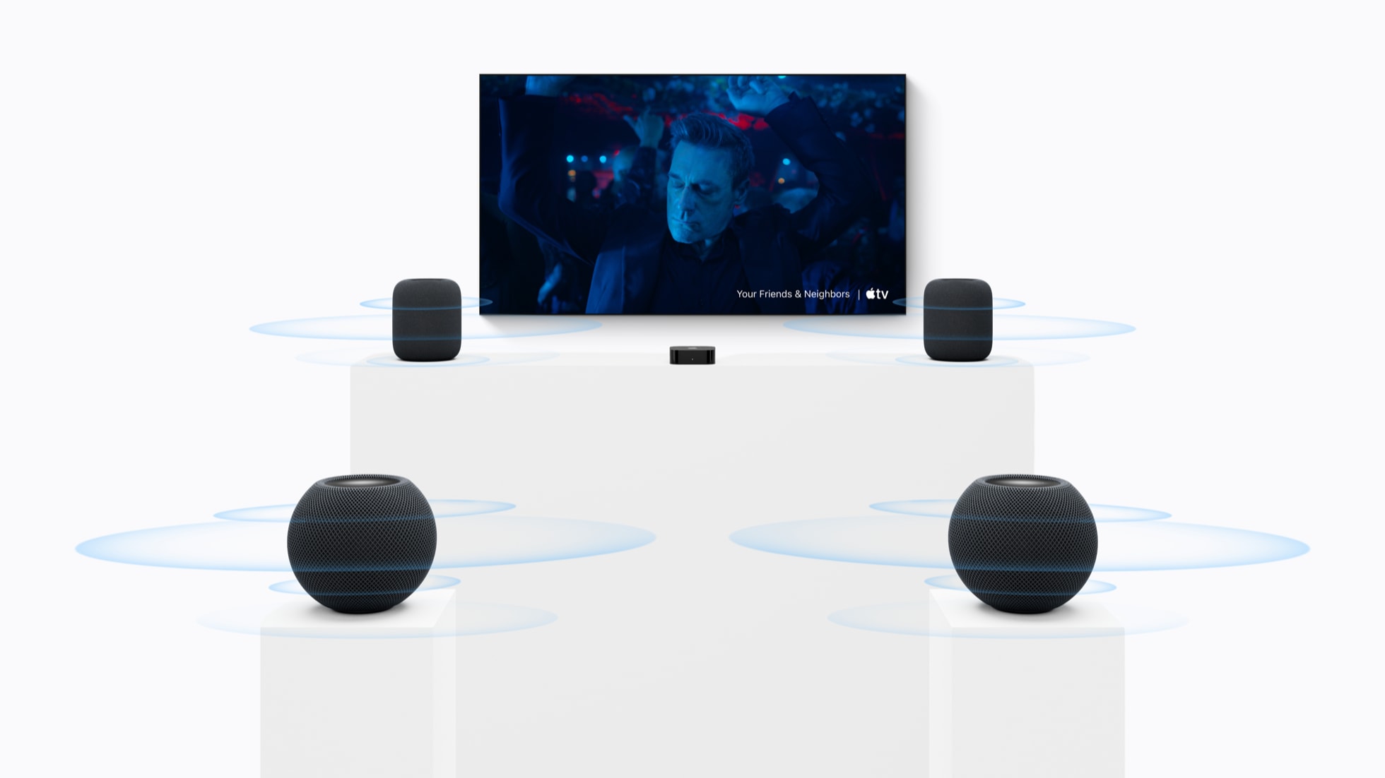 أربع سماعات من هوم بود وهوم بود ميني 2 موزعة في زوجين ضمن نظام صوت محيطي مع Apple TV 4K