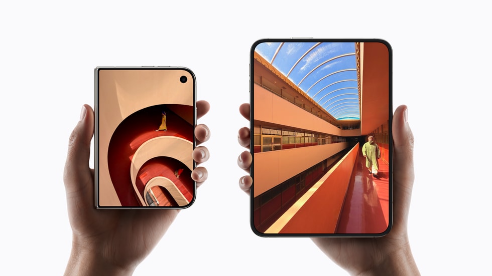 هاتف iPhone Duo في الوضعين المطوي والمفتوح