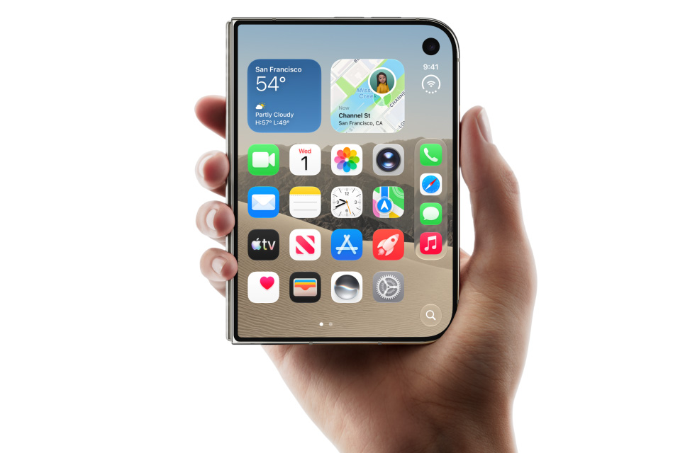 آبل تكشف سعة بطارية iPhone Duo: 4883 ملّي أمبير ساعة هاتف iPhone Duo مطويًا في اليد مع ظهور شاشته الخارجية، صورة رسمية من آبل