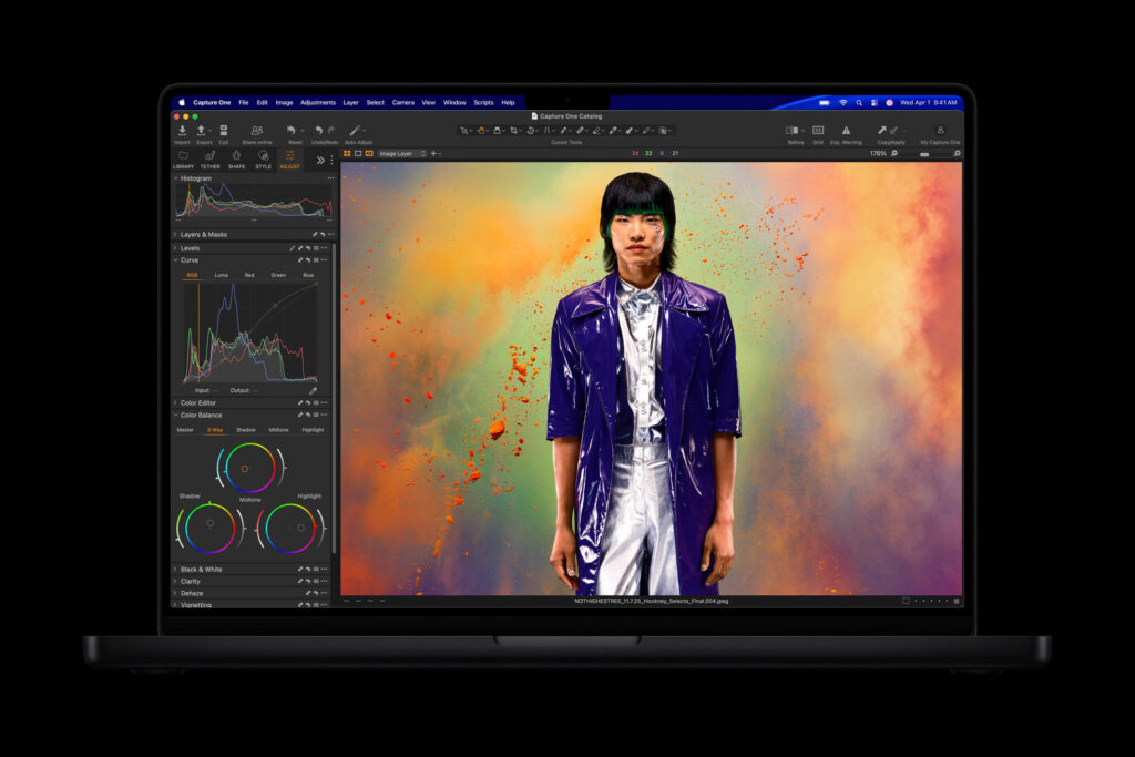 آبل تعلن عن حدث «Pro and tell» في 28 أكتوبر جهاز MacBook Pro الحالي يعرض تطبيق Capture One في صورة رسمية من آبل